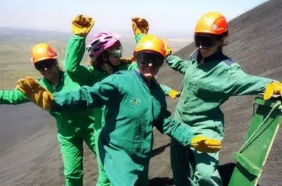 Volcano boarding à León : Descendez un volcan actif