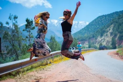 Réservez une excursion d’une journée depuis marrakech vers les montagnes de l’atlas et le désert d’agafay. comprend balade à dos de chameau, déjeuner berbère, promenades dans les villages 