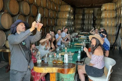 Erleben sie eine private tequila-tour ab guadalajara. besuchen sie handwerkliche destillerien, probieren sie premium-tequilas, erkunden sie agavenfelder und die stadt tequila.