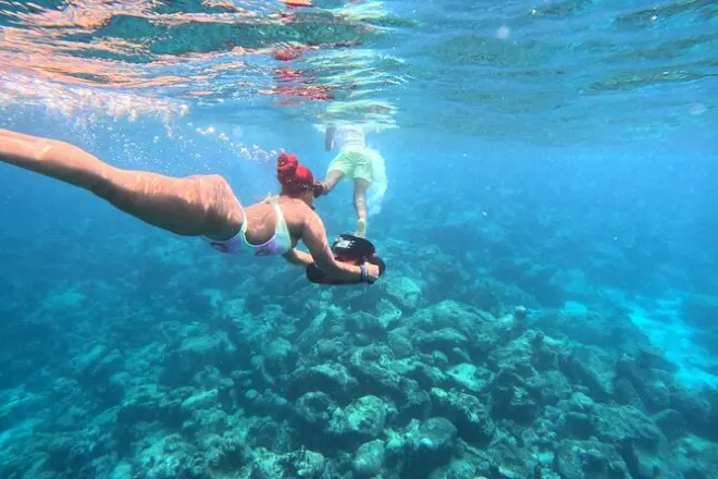 Snorkel en Curaçao con scooter submarino