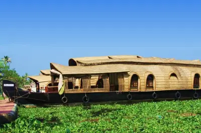Kerala Backwater Hausbootfahrt privat mit Mittagessen