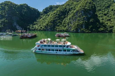 Croisière d'une journée dans la baie de lan ha depuis hanoï : kayak, baignade, vélo dans le village de viet hai, déjeuner à bord et découverte de l'île de cat ba. réservez votre aventure dès
