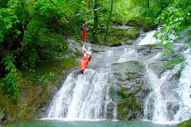 Zipline a Puntarenas: 18 linee sopra 11 cascate