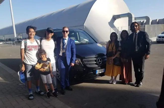 Traslado privado del puerto de Roma al hotel en Mercedes con conductor que habla inglés