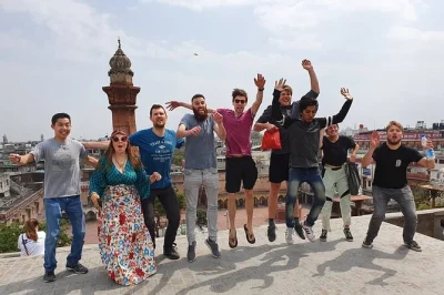 Scopri i sapori autentici di old delhi: assaggia i paratha, visita il mercato delle spezie khari baoli e vivi l’atmosfera di chandni chowk con una guida locale. prenota ora.
