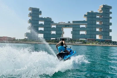 Découvrez dubai en jetski pendant 90 minutes : traversez palm jumeirah, burj al arab, atlantis et la marina. Équipement sécurité et eau inclus.