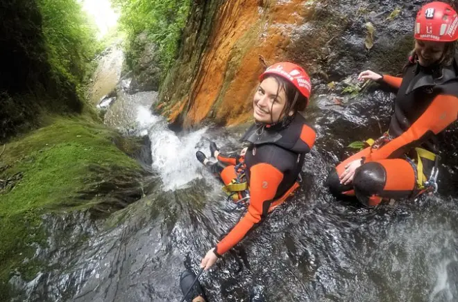 Canyoning am Rio Blanco bei Baños Ecuador: Abseilen an Wasserfällen