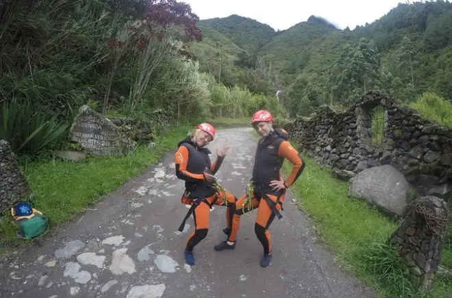 Canyoning in Baños in kleiner Gruppe: Wasserfälle abseilen
