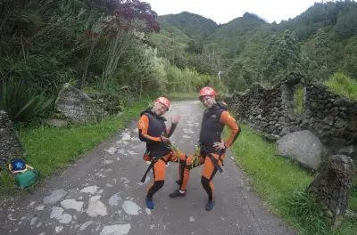 Canyoning in Baños in kleiner Gruppe: Wasserfälle abseilen