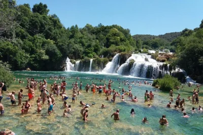 Découvrez les chutes de krka, flânez dans les vieilles maisons en pierre, naviguez jusqu’à skradin et nagez dans la rivière—excursion privée d’une journée depuis split avec guide et transf