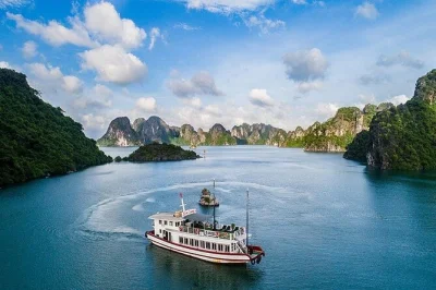 Explore a baía de ha long, faça caiaque na caverna luon, nade na ilha titov e descubra a caverna surpreendente. inclui traslado do hotel em hanói e almoço vietnamita a bordo.
