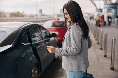 Traslado privado ecológico desde el aeropuerto de cracovia al centro de la ciudad en coche eléctrico. carriles rápidos, consejos del conductor local y llegada al hotel incluidos.