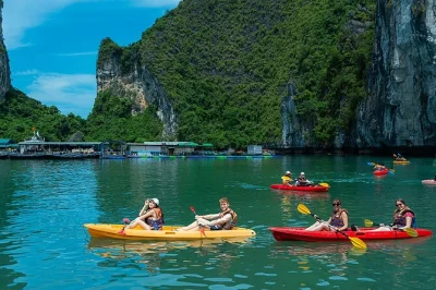 Scopri ha long bay con una crociera di un giorno: pranzo a buffet, kayak nella grotta luon e trasferimento dall’old quarter di hanoi inclusi.