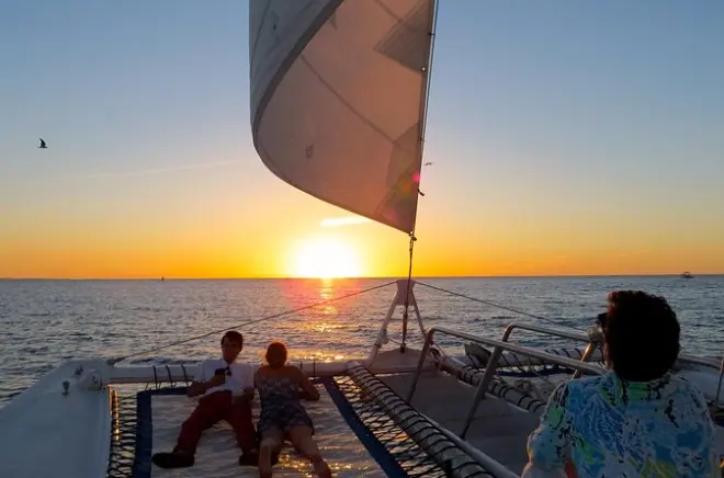 Atardecer en catamarán privado en Grace Bay con champagne y snacks