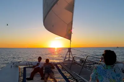 Tramonto a Grace Bay in catamarano con champagne e antipasti