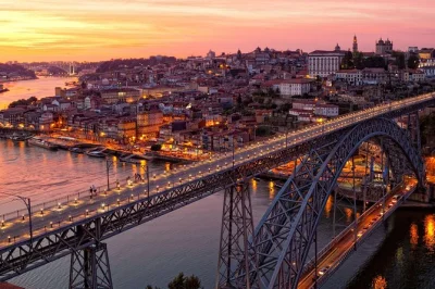 Descubre oporto en 3 días: excursión guiada por la ciudad, cata de vino de oporto, crucero por el río duero y gastronomía local. incluye hotel, traslados y guía experto.