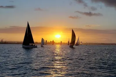 Tour de vela ao pôr do sol na baía de San Diego: Até 6 pessoas