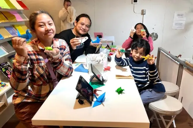 Divertimento con origami per famiglie ad Asakusa: Piega 50 colori