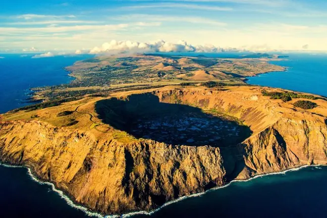 Ilha de Páscoa particular: Moai, cavernas e culto do homem-pássaro
