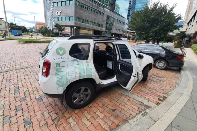 Bogotá el dorado flughafen: privater transfer mit wlan, klimaanlage und lokalem fahrer. einfach buchen, stressfrei abgeholt werden und entspannt in die stadt fahren.