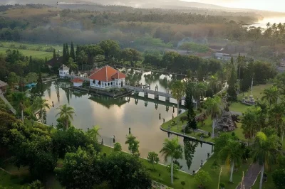 Descubra os palácios de água, vilarejos antigos e templos do leste de bali em um tour privado de dia inteiro com guia local, almoço e transfer do hotel incluídos.