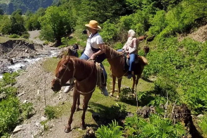 Forêts du Caucase et rivières en Azerbaïdjan à cheval