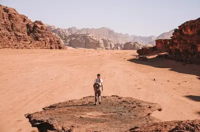 Wadi Rum 4WD-Tour mit Übernachtung: Wüstencamp und Sternenhimmel