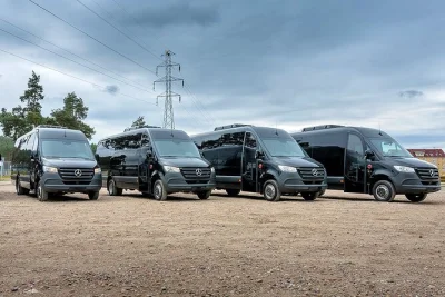 Buchen sie einen privaten transfer vom flughafen athen ins stadtzentrum oder die vororte. genießen sie wlan, mineralwasser und lokale tipps von ihrem fahrer. zuverlässige, komfortable fahrt.