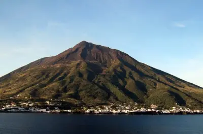 Vulcano, Panarea et Stromboli : Vues d’éruptions au coucher du soleil