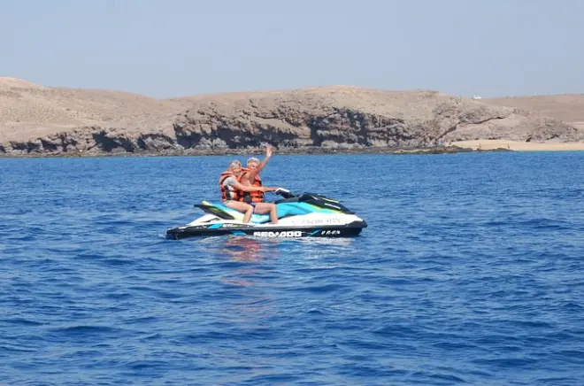 40 minutos en jet ski en Lanzarote: Paseo guiado por la costa