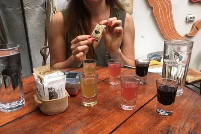 Scopri le vie del cibo di belgrado, assaggia la rakija, impara il cirillico e vivi le tradizioni locali con pranzo e bevande incluse. accessibile in sedia a rotelle.