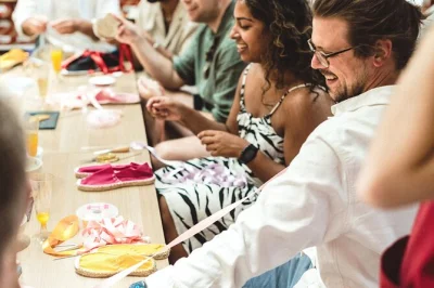 Vivi un laboratorio autentico di espadrillas a barcellona, crea il tuo paio con artigiani locali, assapora il cava e porta a casa un souvenir fatto a mano. snack e materiali inclusi.