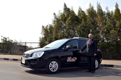 Desde el aeropuerto de el cairo, tu conductor privado te espera con cartel para llevarte cómodo y directo a cualquier punto de giza en coche con aire acondicionado y recogida flexible.