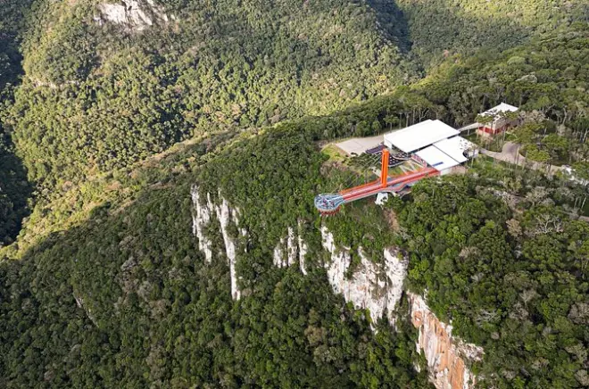Glasplattform Canela: 360 m Aussicht über das Vale da Ferradura