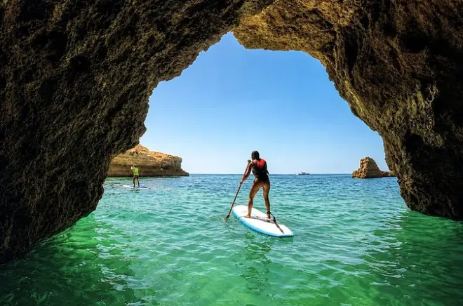 Paddle e snorkel em Albufeira: Tour de SUP pelas grutas do mar