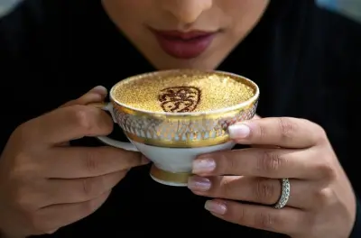 Visite d'Abu Dhabi : Café au lait doré au Emirates Palace