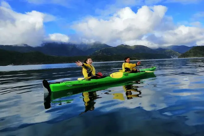Caiaque no mar em Picton: Dia guiado no Queen Charlotte Sound