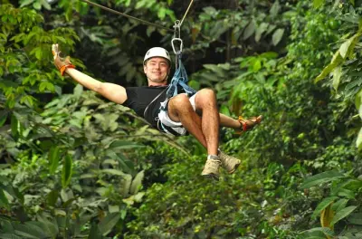 Zipline a Jaco con passeggiata a cavallo e piscina naturale
