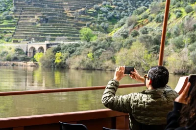 Descubre el valle del duero con catas de vino, paseo en barco rabelo, degustación de aceite de oliva y un almuerzo casero en una quintinha local, con recogida en hotel incluida.