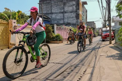 Bangkok entdecken: fahrradtour zu märkten, tempeln und kanälen, longtail-bootsfahrt inklusive mittagessen und lokaler guide.