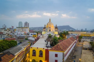 Descubre cartagena caminando por la ciudad amurallada y getsemaní, prueba snacks caribeños callejeros y visita el museo del oro. incluye recogida.