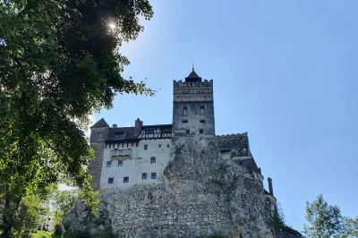 Gita privata di un giorno da bucarest al castello di bran, castello di peles e brasov. esplora i migliori castelli e la città medievale della romania con una guida locale. prenota ora.