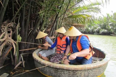 Explore a floresta de coqueiros aquática de hoi an em um barco de cesto, experimente a pesca de caranguejo com os locais e aprenda a remar do jeito tradicional. inclui traslado e guia.