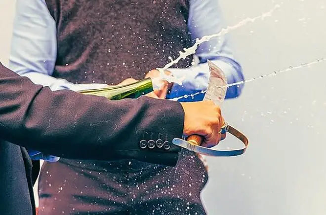 Degusta champagne y aprende a abrir botellas con sable en Francia