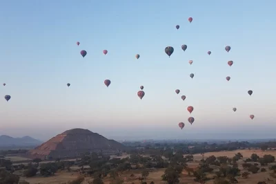 Vuela sobre las pirámides de teotihuacán al amanecer, disfruta de un café y explora el sitio a pie. incluye desayuno, opciones de transporte y certificado de vuelo.