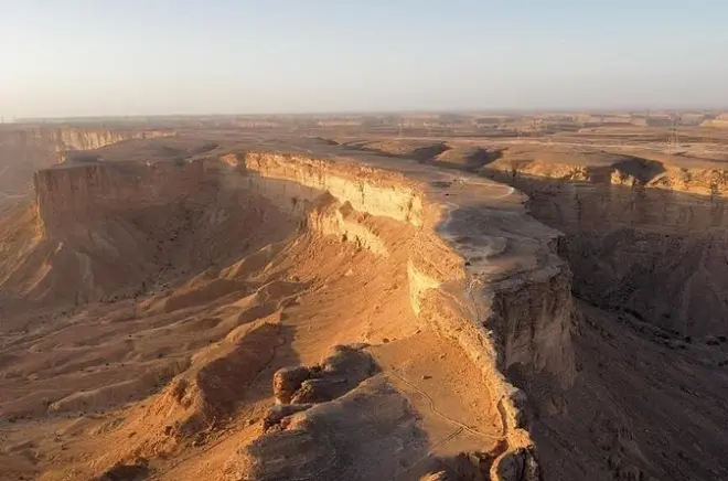 Edge of the World tour Riyadh: Sunset, stargazing, desert cliffs