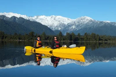 Entdecke den lake mapourika per kajak nahe franz josef glacier, paddel mit einem lokalen guide und tauch ein in unberührten regenwald – inklusive abholung und kompletter ausrüstung.