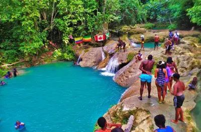 Blue Hole Wasserfälle ab Montego Bay: Sprung von 4,5 m Klippen