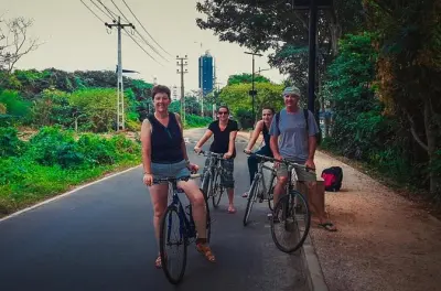 Passeio de bicicleta no interior de Colombo com traslado de tuk-tuk
