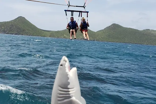 Parasailing en Nevis: Vuelo a 180 metros con recogida en barco